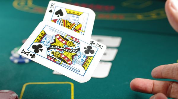 ポーカー 解説: 初心者のための基本戦略とルール